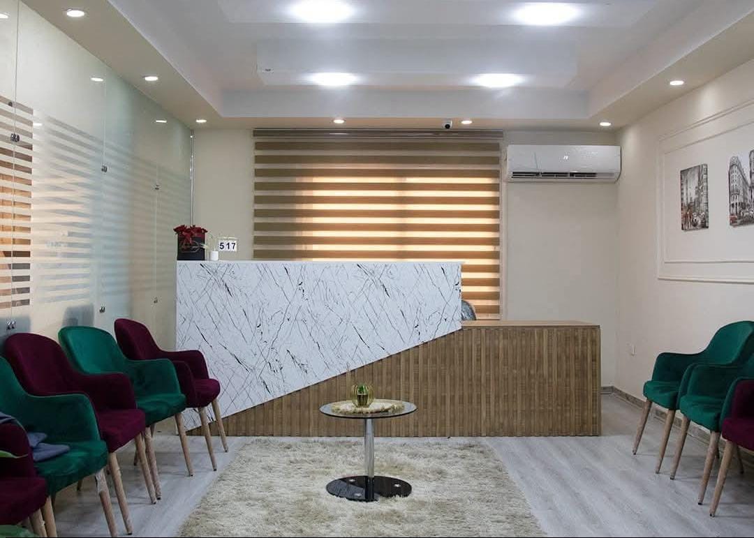 منطقة استقبال Choice Clinic بمكتب رخامي وجلسة انتظار